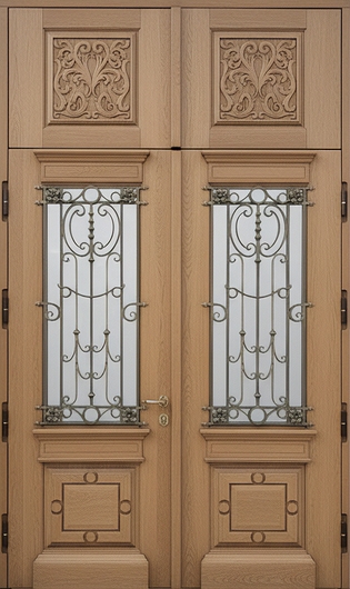 Равностворчатая парадная термодверь с верхней вставкой, стеклом, ковкой и отделкой массивом с резьбой Равностворчатая парадная термодверь с верхней вставкой, стеклом, ковкой и отделкой массивом с резьбой