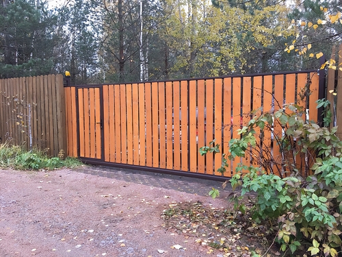 Откатные ворота с отделкой деревом Откатные ворота с отделкой деревом