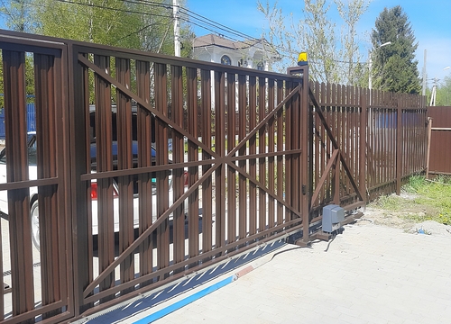 Откатные ворота коричневого цвета Откатные ворота коричневого цвета