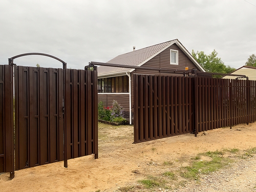 Коричневые ворота со штакетником Коричневые ворота со штакетником